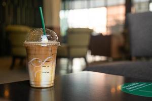 xícara de café caramelo macchiato em cafeteria foto