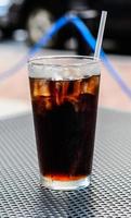 copo de coca-cola com cubos de gelo foto