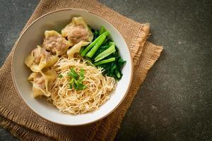 macarrão de ovo seco com wonton de porco ou bolinhos de porco sem sopa foto