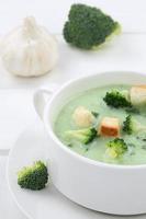 sopa de brócolis fresco na tigela closeup foto