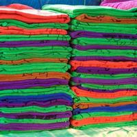 muitas toalhas coloridas dobradas. foto