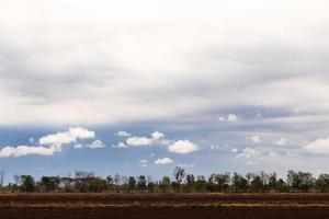 nuvens sobre o solo que foram aradas no início da manhã. foto