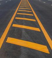 símbolo de linha amarela em uma nova estrada pavimentada. foto