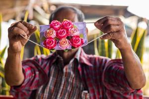 uma linda rosa falsa com uma máscara branca. foto