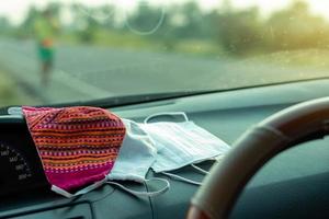 máscaras de saúde, chita e outros são colocados dentro do carro. foto