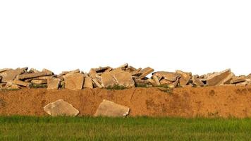 detritos de concreto empilhados em um monte acima do prado. foto