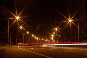 muitas luzes na estrada, curvas. foto