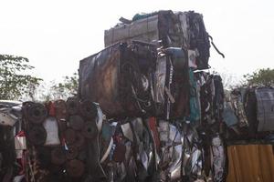 sucatas de aço comprimidas em cubos, preparando-se para serem recicladas. foto