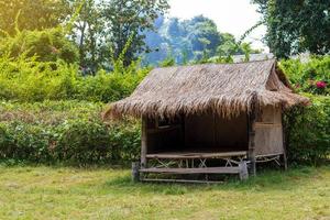 cabana de bambu, telhado de palha em áreas rurais. foto