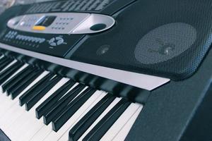 close-up de um sintetizador eletrônico musical e suas teclas com um alto-falante foto