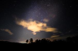 paisagem com nuvens e estrelas foto