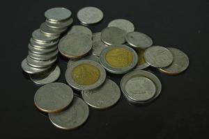 dinheiro da moeda da tailândia em fundo preto foto