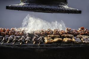 comida de rua de frango assado na tailândia. foto