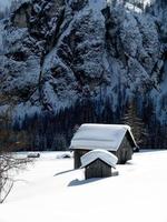 casa de campo imersa na neve foto