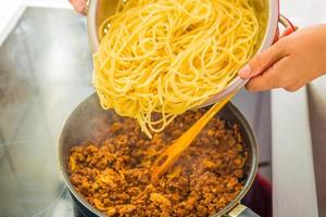 processos de preparação de esparguete à bolonhesa foto