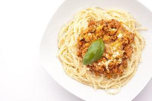 porção de espaguete à bolonhesa em um prato branco, close-up foto