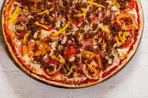 pizza com carne moída foto