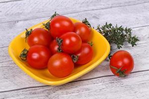 tomate cereja na tigela foto