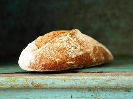 pão na prateleira de madeira em padaria
