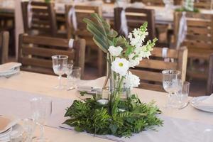 configuração de casamento, decorações florais, decoração simples feita à mão foto