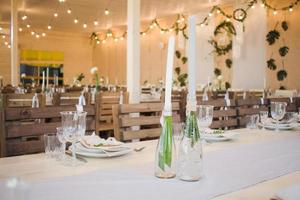 configuração de casamento, decorações florais, decoração simples feita à mão foto