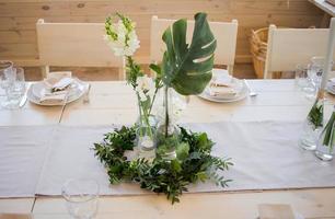 configuração de casamento, decorações florais, decoração simples feita à mão foto