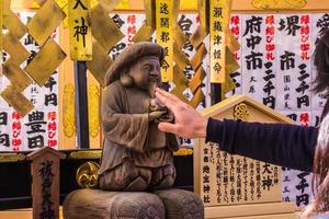kyoto, japão, 12 de março de 2018-turistas no templo kiyomizu dera foto
