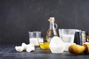 farinha com acessórios de cozinha para fazer massa. massa para assar. foto