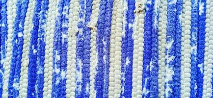 textura de tapete de tecido de listra quebrada e maçante azul marinho, cinza escuro e branco. foto