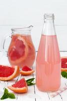 cocktail refrescante de toranja rosa