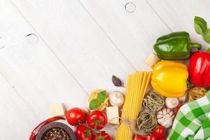 comida italiana ingredientes de cozinha. macarrão, tomate, peppes
