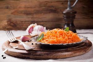 salada de cenoura picante estilo coreano na placa de metal
