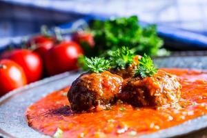 bolas de carne. cozinha italiana e mediterrânea. bolas de carne com s foto