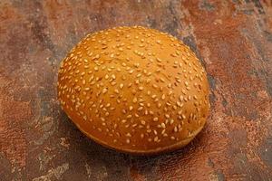 pão de hambúrguer com sementes de gergelim foto
