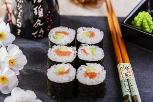 sushi clássico com salmão e abacate foto