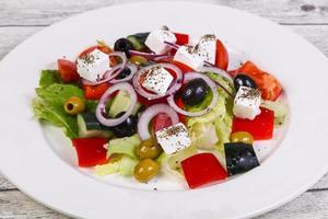 salada grega tradicional com queijo feta foto