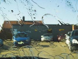 lavagem de carros - água na janela foto