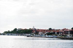 vista no porto e doca de nesebar, bulgária. foto