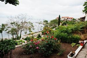 litoral na cidade velha de nesebar, bulgária. foto