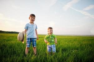 dois irmãos no campo de grama verde. foto