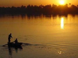 Egito luxor - pôr do sol no rio dos deuses…. foto