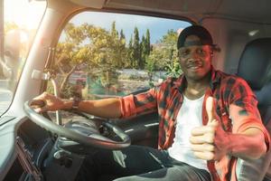 sorridente motorista de caminhão homem polegares para cima serviço satisfeito transporte foto