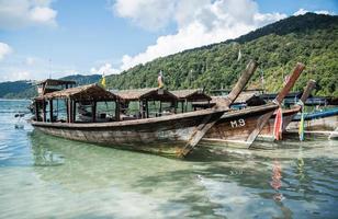 barco de cauda longa na ilha de surin foto