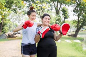 jovem feliz e amigo se exercitando no parque, conceitos de saúde e estilo de vida foto