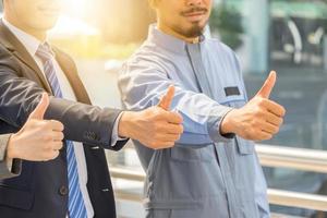 equipe dando o polegar para cima como sinal de conceito de trabalho em equipe de negócios de sucesso foto