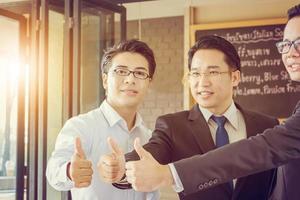 close-up da equipe de homem de negócios dando o polegar para cima, conceito de trabalho em equipe de negócios de sucesso e felicidade. foto