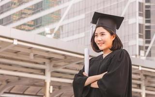 close-up de estudante de pós-graduação segurando um diploma e olhando para o céu, o conceito de educação. foto