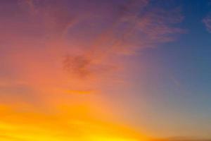 belo pôr do sol nascer do sol com céu de nuvens com luz dramática para fundo foto