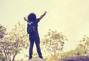 silhueta do sucesso da celebração do homem em uma pedra, esporte e conceitos de vida ativa foto