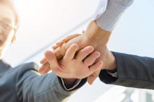 equipe de pessoas de negócios, juntando as mãos foto